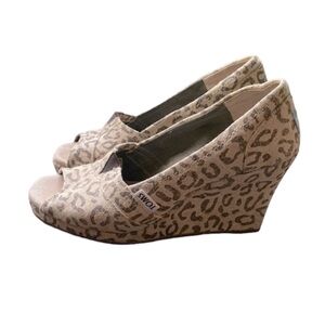 Toms Animal Print Peep Toe Wedges Shoes Size 6 Logo On Back Heel Boho Comfort